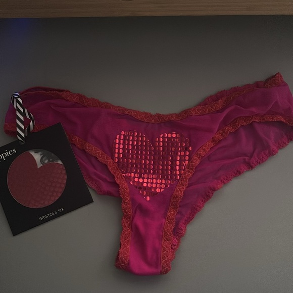 Bristols Six: Nippies Moulin Heart & Cheeky Panty Set – Hot Pink/Red - Picture 4 of 6